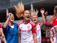 Sie sind vorzeitig deutscher Meister: Die Fußballerinnen des FC Bayern jubeln um Glódís Viggósdóttir (M) nach der Partie in Leverkusen. (Foto: Marius Becker/dpa)
