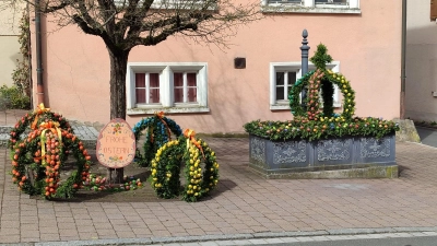 Ein bunter Ostergruß empfängt alle Passantinnen und Passanten in Wilhelmsdorf. (Foto: Rüdiger Probst)
