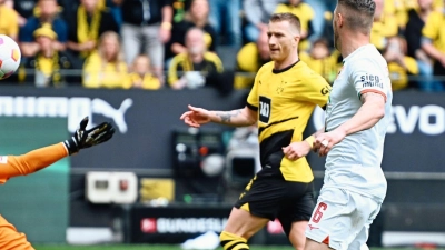 Dortmunds Marco Reus (M) erzielte beim Sieg gegen Augsburg das Tor zum zwischenzeitlichen 4:1. (Foto: Bernd Thissen/dpa)