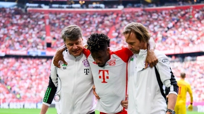 Münchens Kingsley Coman (m) geht verletzt vom Spielfeld. (Foto: Tom Weller/dpa/Archivbild)