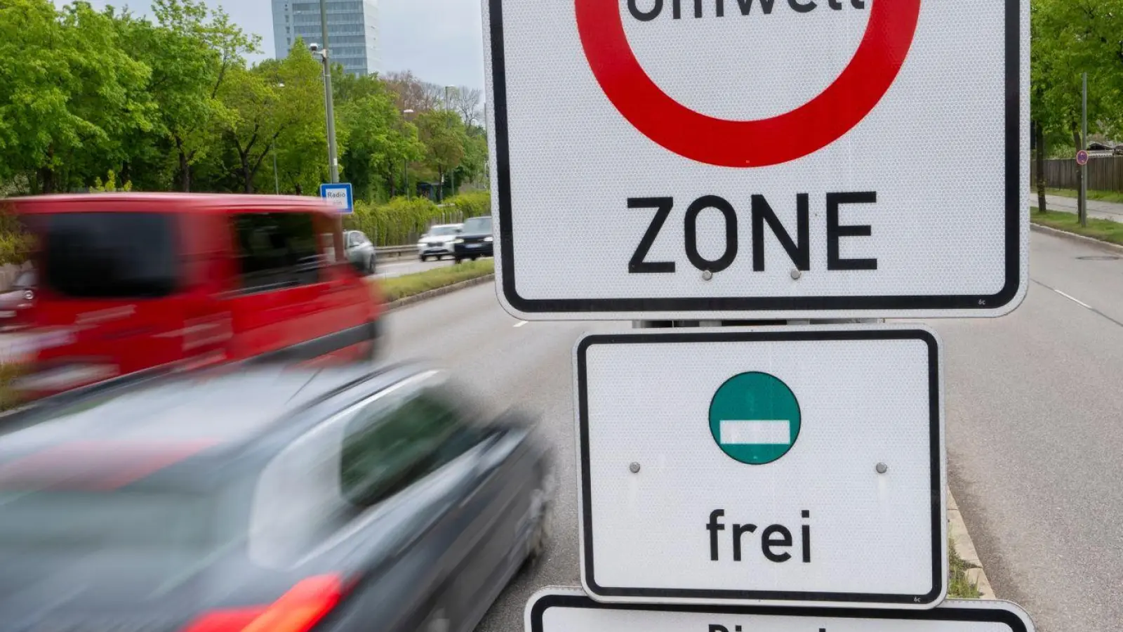 Straßenschilder mit der Aufschrift „Umwelt Zone“ und „Diesel (außer Lieferverkehr und Anwohner) erst ab Euro 5/V frei“ hängen zwischen den Strassen am Münchner Ring. (Foto: Peter Kneffel/dpa)