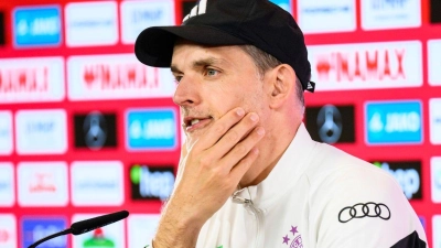 Münchens Trainer Thomas Tuchel reagiert nach dem Spiel bei der Pressekonferenz. (Foto: Tom Weller/dpa)