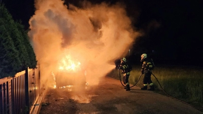Das Auto eines Mitglieds der Zeugen Jehovas in der Gemeinde Premstätten im südlichen Bundesland Steiermark steht in Flammen. (Foto: Christian Glauninger/FF ZETTLING/dpa)