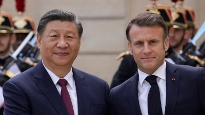 Der französische Präsident Emmanuel Macron (r) begrüßt Chinas Präsident Xi Jinping vor ihrem Treffen im Elysee-Palast. (Foto: Christophe Ena/AP/dpa)