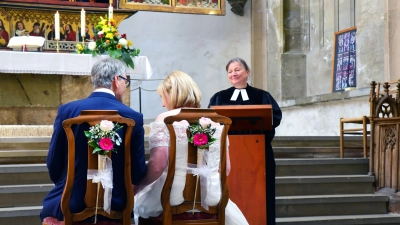 Carmen und Falk Nitzsche gaben sich im Rahmen der Aktion „Einfach heiraten“ in der St.-Jakobs-Kirche das Ja-Wort. Pfarrerin Claudie Schlottke traute das Paar. (Foto: Irmeli Pohl)