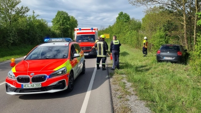 Von Ersthelfern aus dem Auto befreit wurde eine 24-Jährige nach einem Unfall auf der B470 bei Diespeck. (Foto: Rainer Weiskirchen)