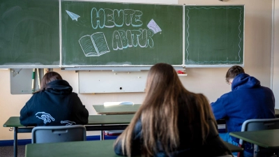 Abiturprüfungen laufen im Klassenzimmer eines Gymnasiums. (Symbolbild: Sina Schuldt/dpa)