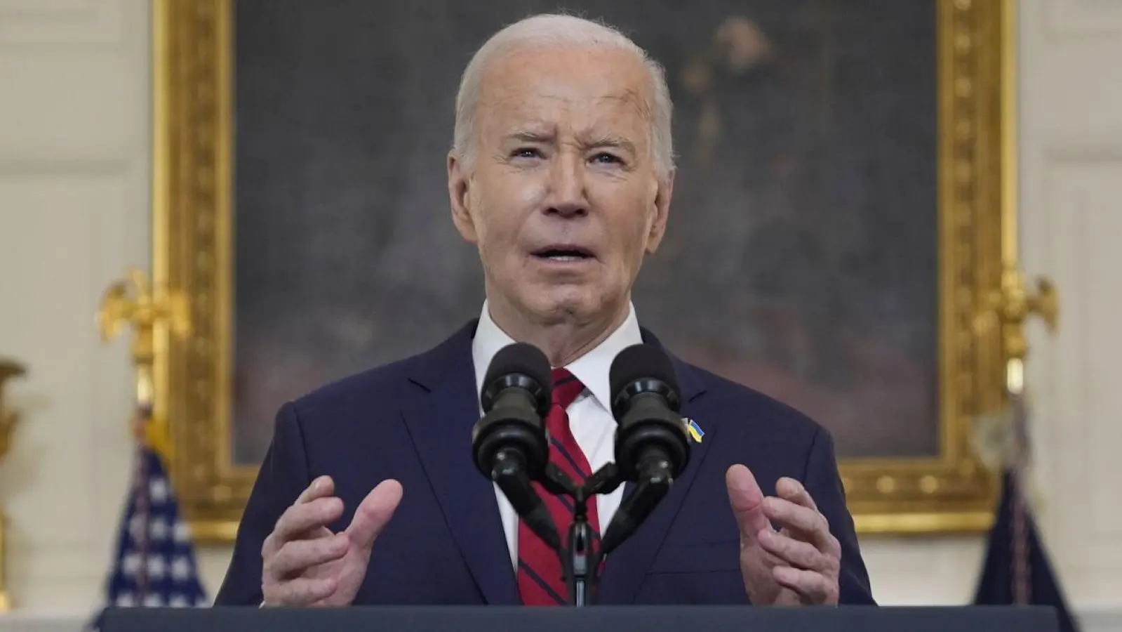 US-Präsident Joe Biden spricht vor der Unterzeichnung eines Hilfspakets für die Ukraine, das auch die Unterstützung Israels, Taiwans und anderer Verbündeter umfasst, im State Dining Room des Weißen Hauses. (Foto: Evan Vucci/AP/dpa)