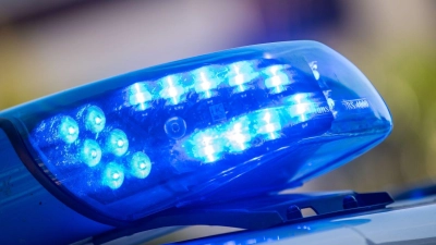 Ein Blaulicht ist auf dem Dach eines Polizeifahrzeugs zu sehen. (Foto: Lino Mirgeler/dpa)