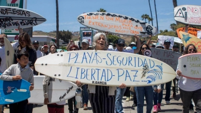 Einheimische protestieren im mexikanischen Ensenada gegen die Morde an Surfern. (Foto: Karen Castaneda/AP/dpa)