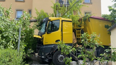 Die Unfallfahrt endete an einem Baum hinter einem Wohnhaus. Die Polizei vermutet medizinische Gründe als Ursache. (Foto: Manfred Blendinger)