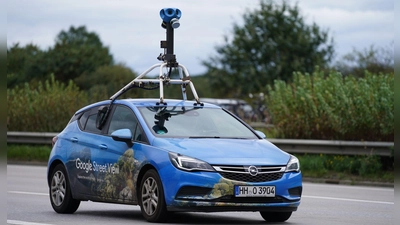 Ein Fahrzeug von Google Street View, bestückt mit Kameras. (Foto: Marcus Brandt/dpa)