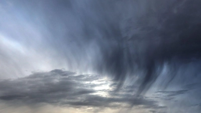 Regenwolken ziehen über eine Baumgruppe. (Foto: Karl-Josef Hildenbrand/dpa)