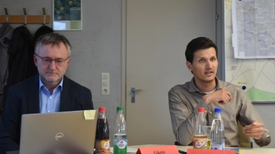 Thomas Vorholzer und Heiko Moßhammer (von links) vom Wasserwirtschaftsamt Ansbach beantworteten noch offene Fragen. (Foto: Anita Dlugoß)