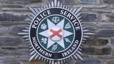 Das Logo des Police Service of Northern Ireland. (Foto: Niall Carson/PA Wire/dpa)