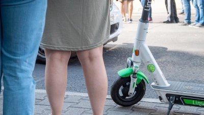 Falsch abgestellte E-Scooter sind eine Stolperfalle für Fußgänger. (Foto: Zacharie Scheurer/dpa-tmn/dpa)