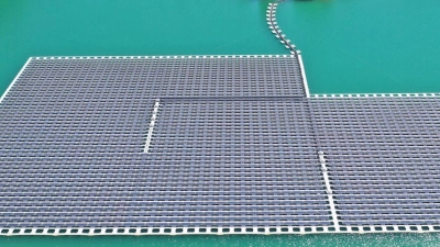Eine schwimmende Photovoltaik-Anlage auf einem Baggersee. Bis 2045 soll Deutschland klimaneutral werden. Der Umbau der deutschen Energieversorgung soll höchste Priorität haben. (Foto: Benedikt Spether/dpa)
