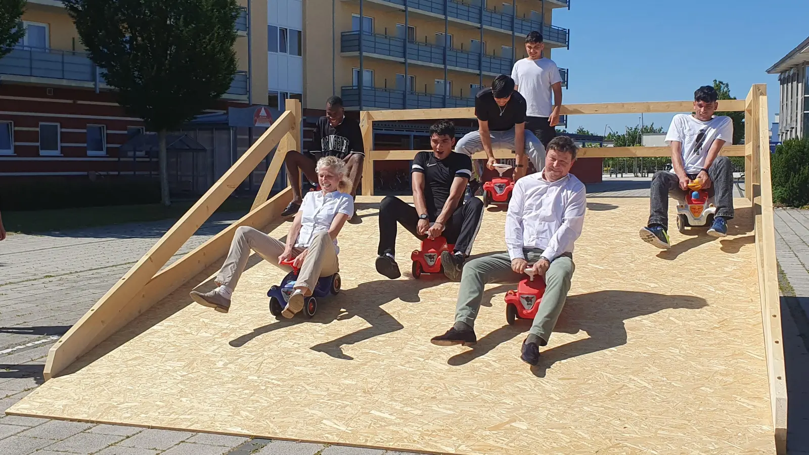 KKT-Chefin Birgit Grübler (links) und Bürgermeister Jürgen Heckel (Zweiter von rechts) testeten die Rampe mit den unbegleiteten minderjährigen Geflüchteten. (Foto: Anna Franck)