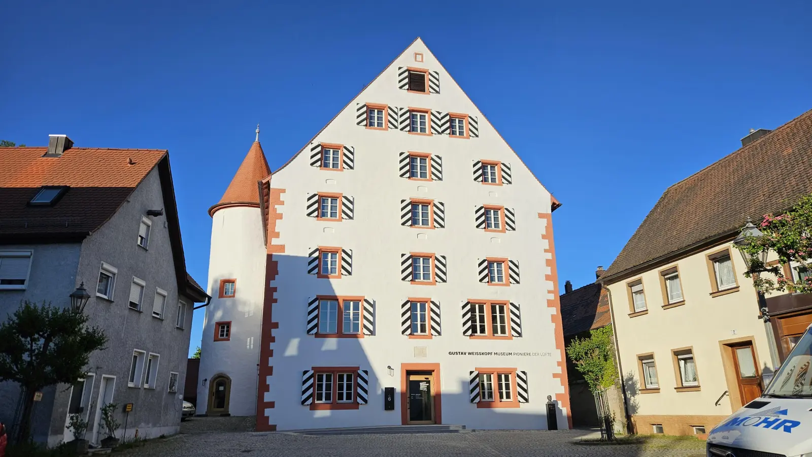Frisch saniert erstrahlt das einstige Landgericht im Herzen Leutershausens, die Heimat des neuen Gustav-Weißkopf-Museums „Pioniere der Lüfte“. Nicht immer war es um das Haus so gut bestellt. (Foto: Wolfgang Grebenhof)