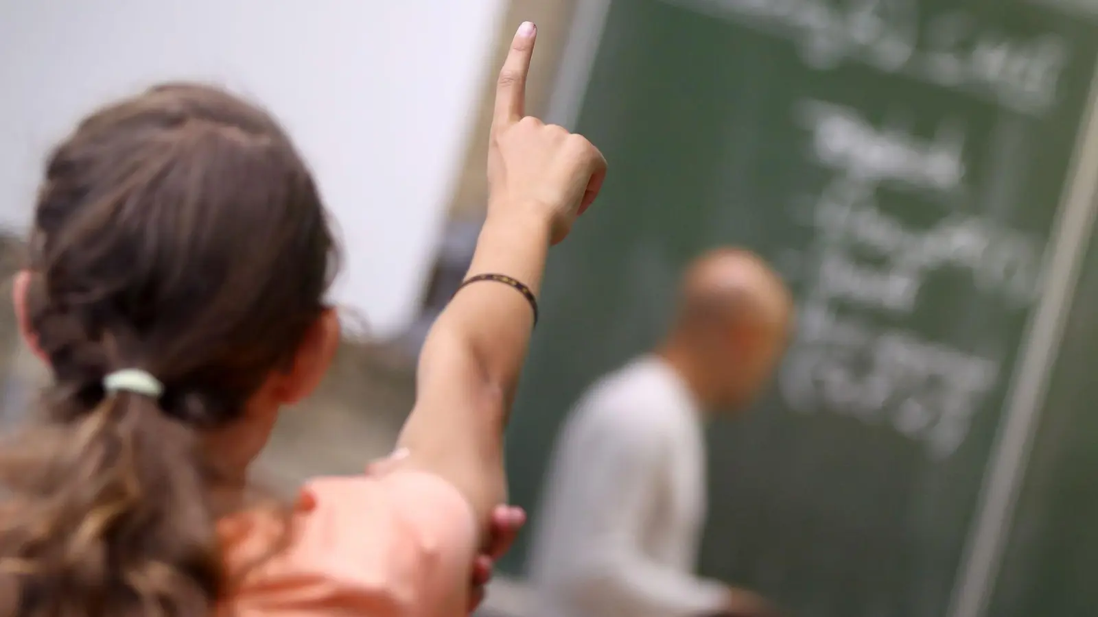 In Straubing wird bei den Realschulen nun die Geschlechtertrennung aufgehoben. (Symbolbild) (Foto: Daniel Karmann/dpa)