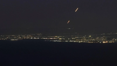 Das israelische Luftabwehrsystem Iron Dome fängt Raketen aus dem Libanon ab. (Foto: Baz Ratner/AP/dpa)