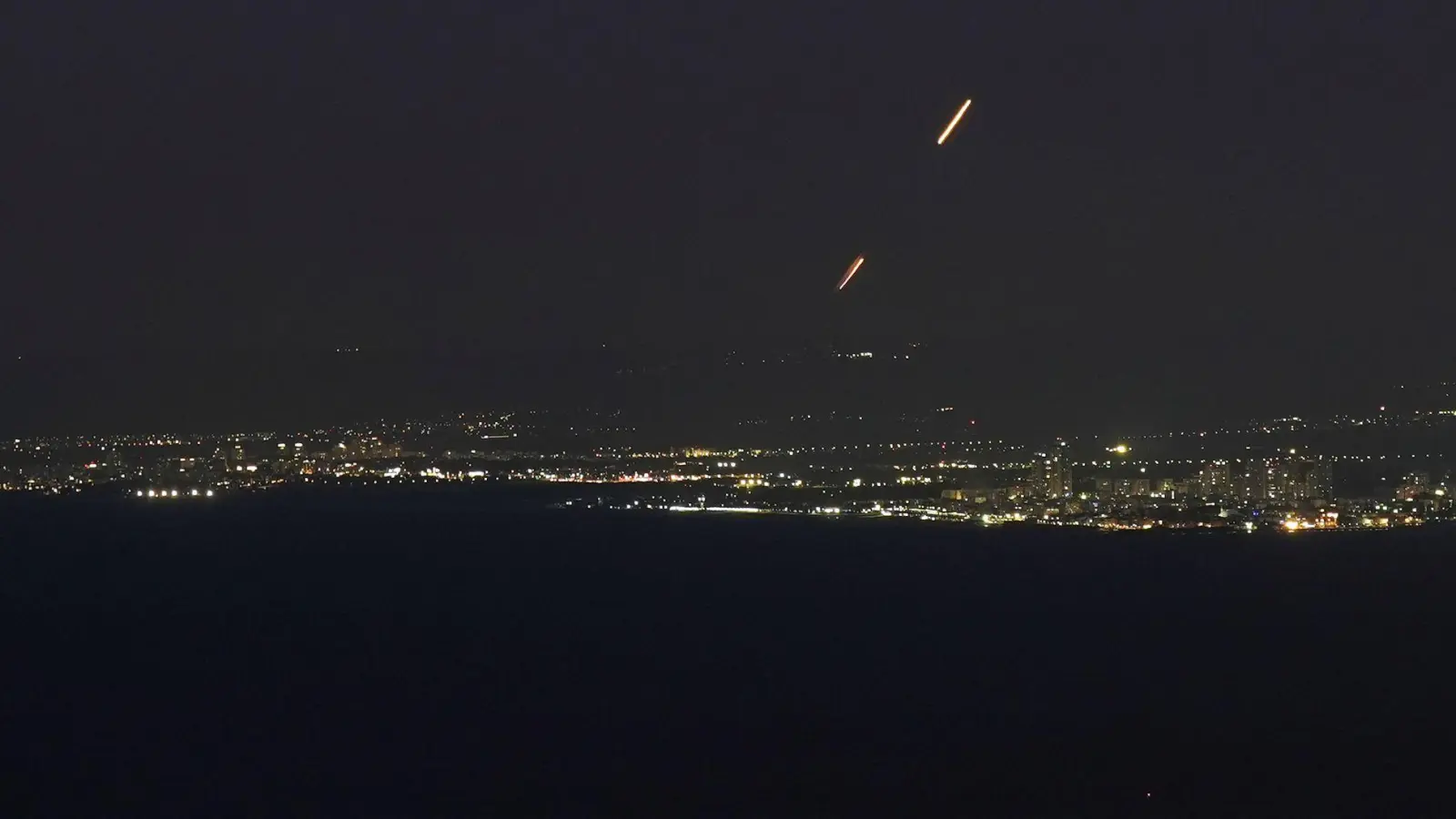 Das israelische Luftabwehrsystem Iron Dome fängt Raketen aus dem Libanon ab. (Foto: Baz Ratner/AP/dpa)