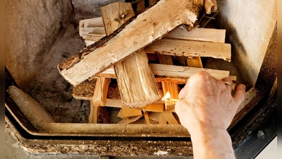 Als Gitter geschichtet: Beim Anheizen des Kamins kommt es auf die richtige Anordnung der Holzscheite an.  (Foto: Monique Wüstenhagen/dpa-tmn)