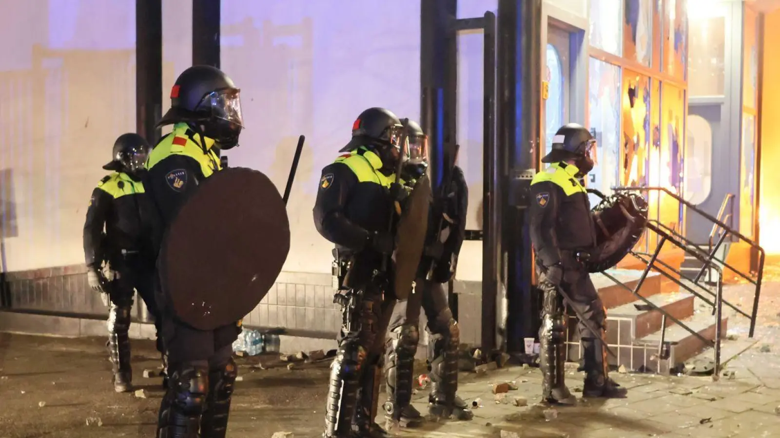 Die Polizei greift in eine Konfrontation zwischen zwei Eritreergruppen ein. (Foto: Wil Looijestijn/ANP/dpa)