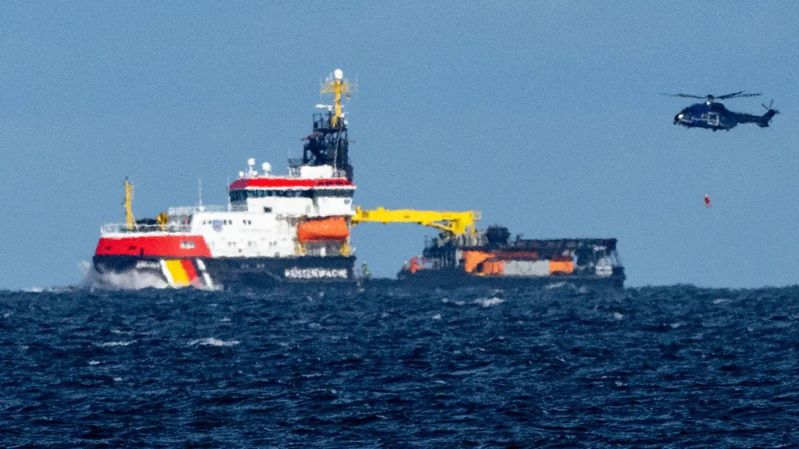 Mit 640 Tonnen Schweröl an Bord ist der Tanker „Annika“ vor Heiligendamm in Brand geraten. (Foto: Stefan Sauer/dpa)