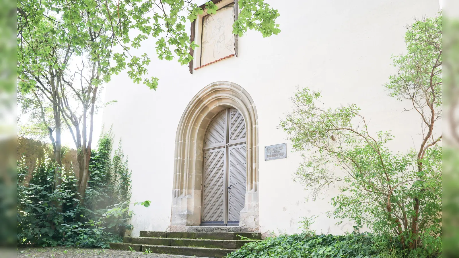 Die Eingangstore und die Aufgangsstufen der Dinkelsbühler Kapuzinerkirche wurden anlässlich der Sanierung der Außenfassade gestiftet. (Foto: mk)
