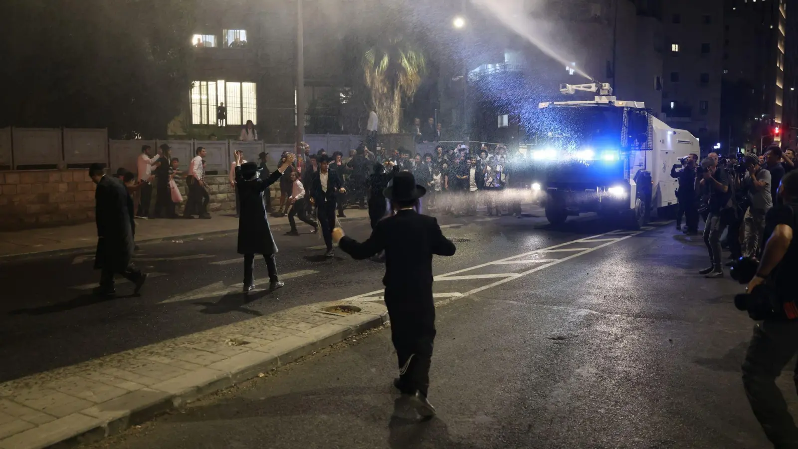 Streit um die Wehrpflicht für Ultraorthodoxe in Israel: Ein Urteil löst wütende Proteste in Jerusalem aus. (Foto: Ilia Yefimovich/dpa)