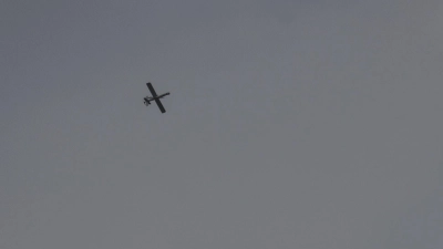 Eine Drohne fliegt am syrischen Himmel. (Archivbild) (Foto: Anas Alkharboutli/dpa)