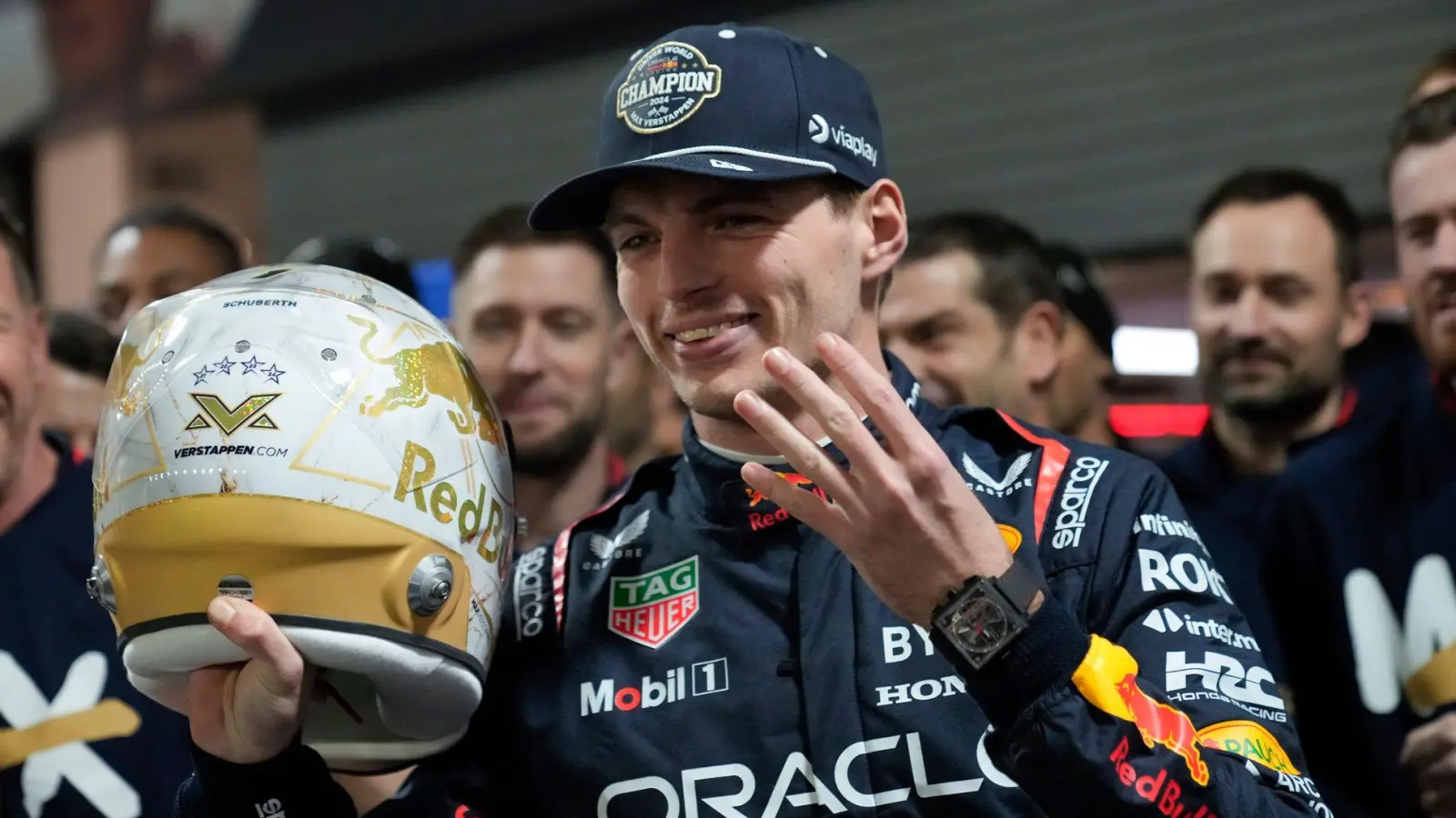 Max Verstappen zeigt es an: Er hat Titel Nummer 4 sicher. (Foto: Matt York/AP/dpa)