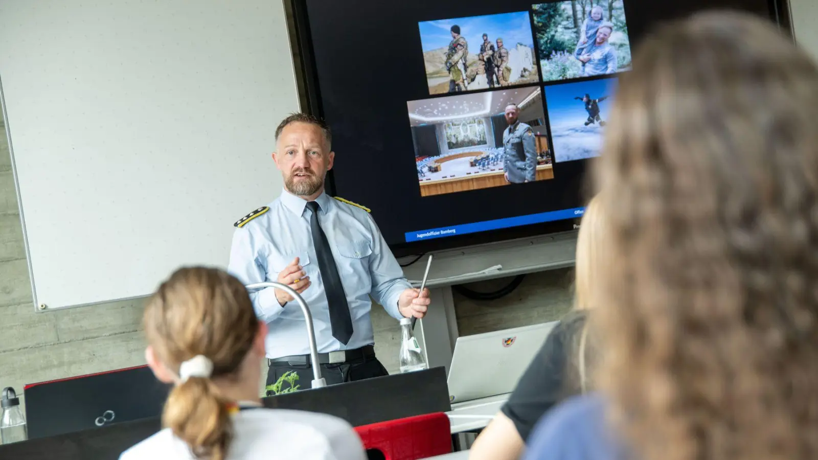 Bundeswehroffiziere an den Schulen: Ein neues bayerisches Gesetz soll den Zugang der Bundeswehr zu Hochschulen und Schulen erleichtern. (Symbolbild) (Foto: Pia Bayer/dpa)