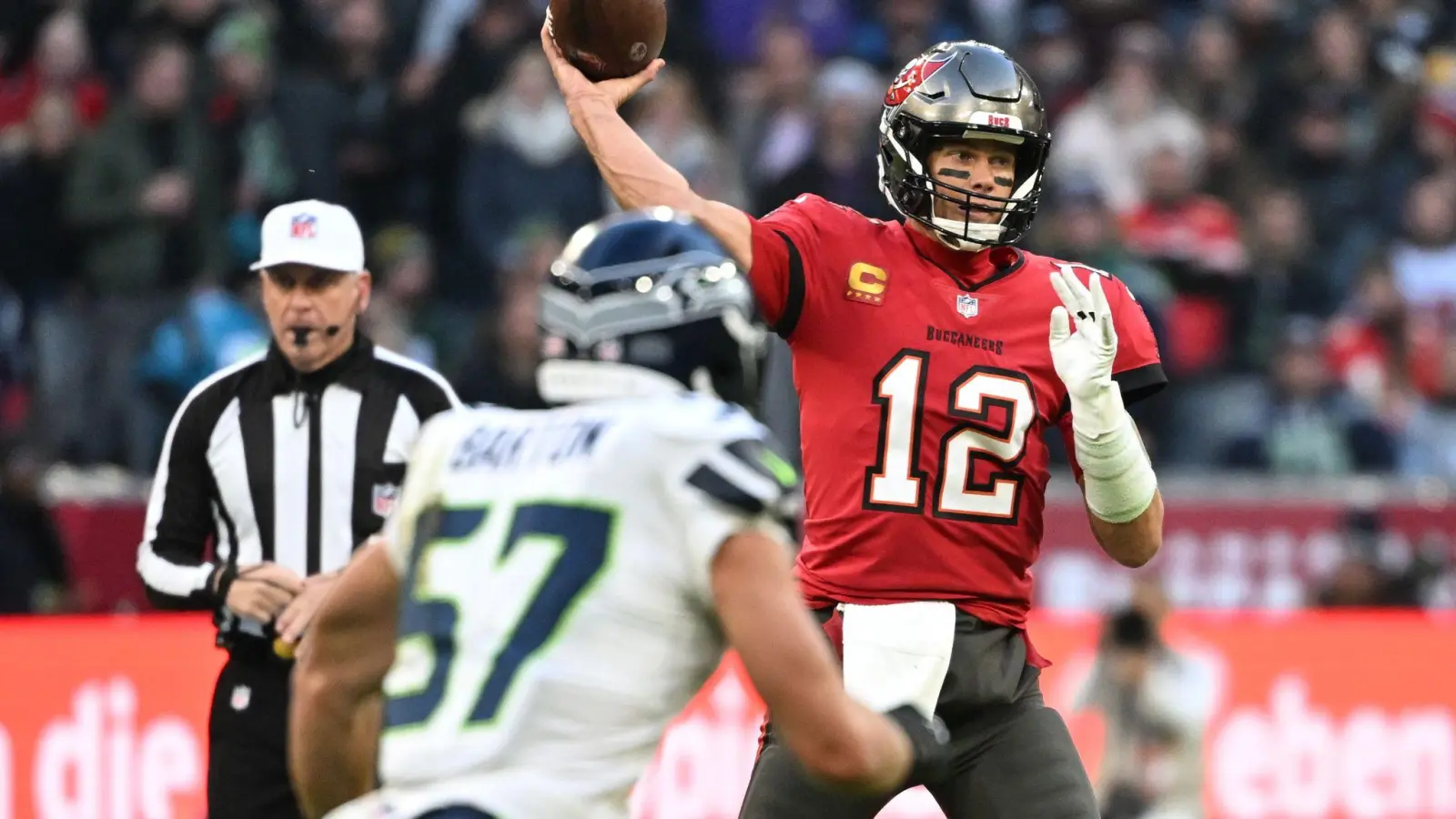 Quarterback Tom Brady (r) und seine Buccaneers setzten sich gegen die Seahawks durch. (Foto: Sven Hoppe/dpa)