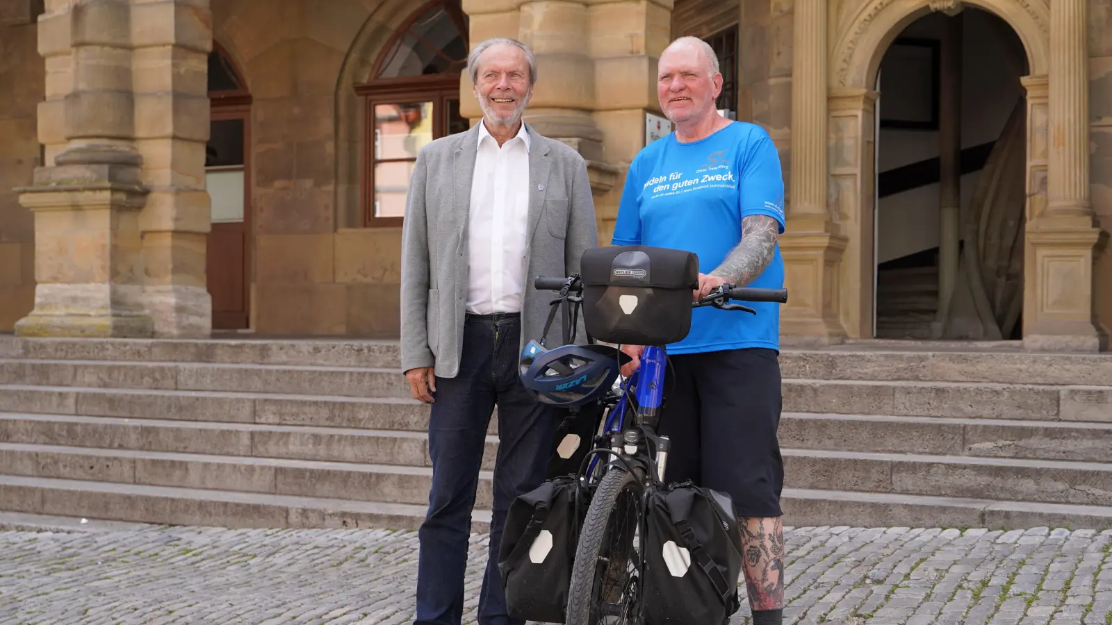 Oliver Trelenberg (rechts) wurde bei seinem Etappenstopp am Marktplatz vom zweiten Bürgermeister Dieter Kölle offiziell empfangen. (Foto: Simone Hedler)