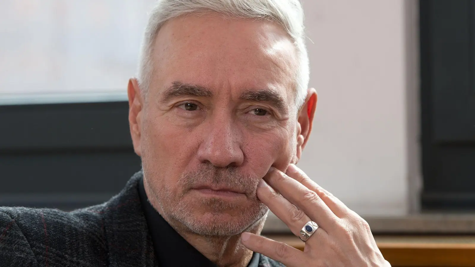 Der Regisseur Roland Emmerich bei einem dpa-Interview. (Archivbild) (Foto: Bernd Weissbrod/dpa)