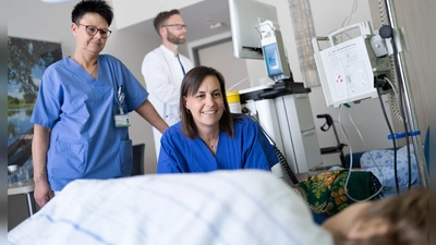 Das Team der Palliativstation am Ansbacher Krankenhaus behandelt Patienten mit weit fortgeschrittenen Erkrankungen. (Das Bild entstand nicht bei der Behandlung des geschilderten Falls.). (Archivbild: ANregiomed/Tyler Larkin)