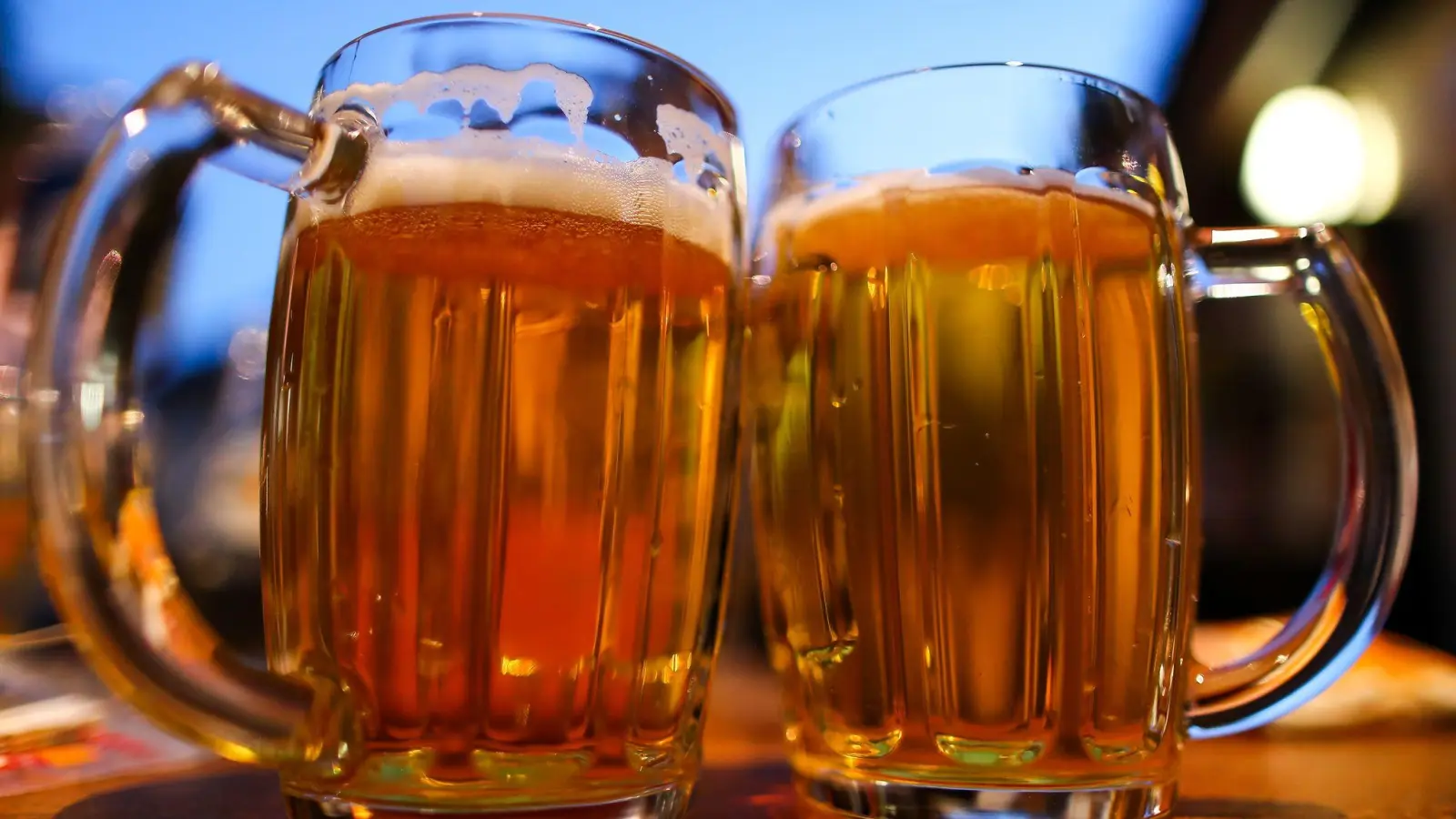 Bier sollte teurer sein, findet der Präsident des Bayerischen Brauerbundes. (Symbolbild) (Foto: Daniel Karmann/dpa)