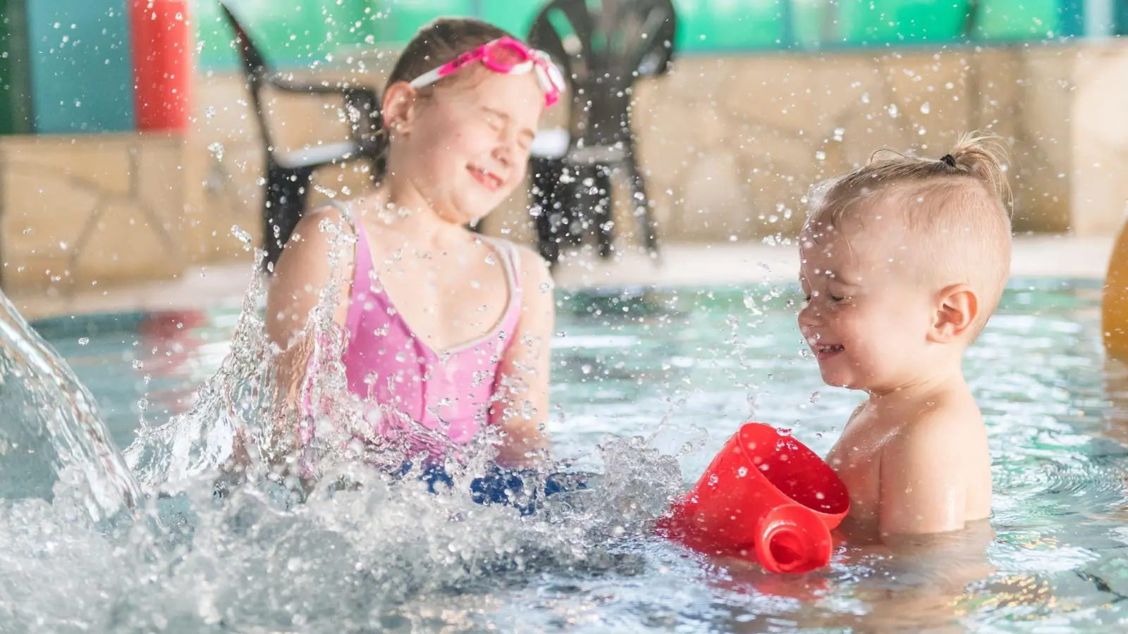 Regelmäßig ins Schwimmbad: Das ist wichtig, damit die Kinder mit dem Wasser vertraut werden. Spritzwasser - etwa durch eine Fontäne oder beim Wasserballspiel - macht dann irgendwann gar nicht mehr so viel aus. (Foto: Benjamin Nolte/dpa-tmn)