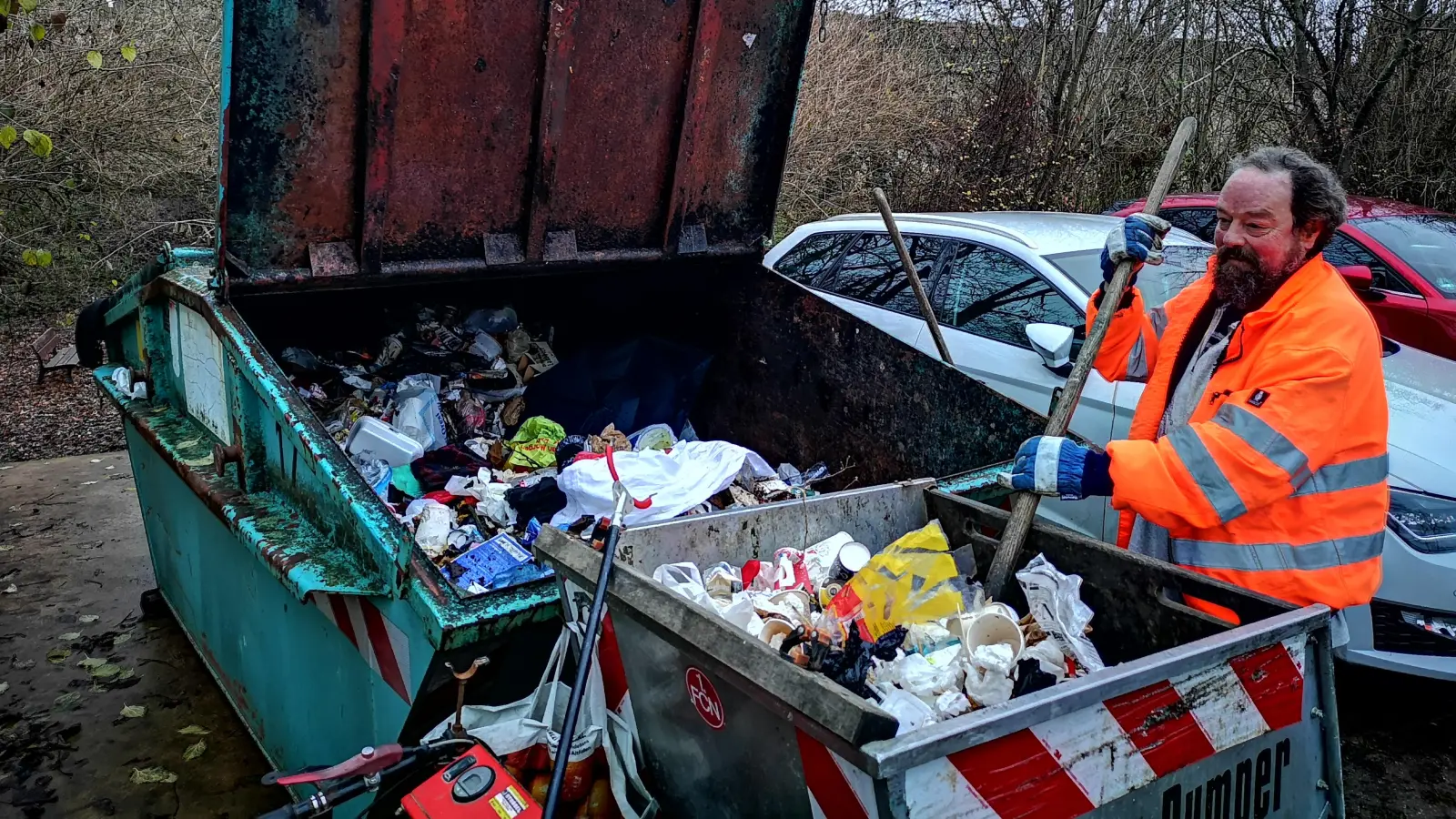 Die Abfalleimer in der Altstadt werden auch sonntags geleert. Wenn sein fahrbarer Sammelbehälter voll ist, steuert Bauhof-Mitarbeiter Alexander Hörber zum Entleeren den Container am Topplerweg-Parkplatz an. (Foto: Jürgen Binder)