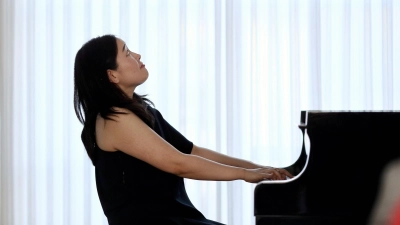 Stets souverän: die Pianistin Séverine Kim beim Konzert im Uffenheimer Musikpavillon. (Foto: Thomas Wirth)
