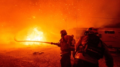 Ein neuer Flächenbrand, der sich rasch ausbreitet, hat in Südkalifornien Tausende Menschen in die Flucht getrieben.  (Foto: Ethan Swope/AP/dpa)