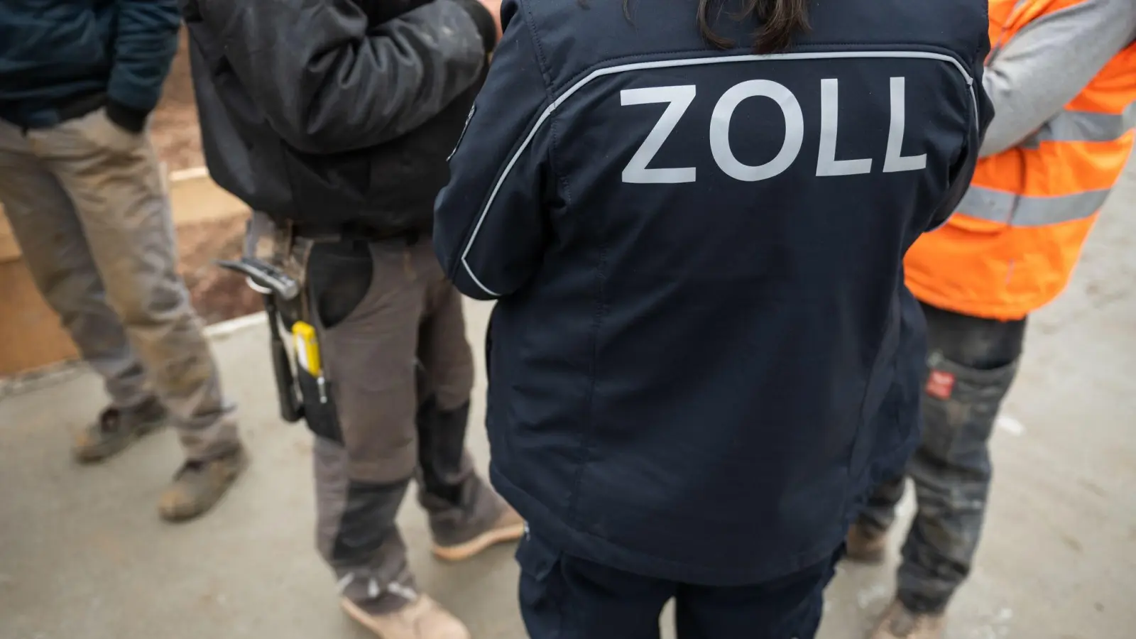 Mitarbeiter des Zolls führen eine Kontrolle durch. (Foto: Müller Thomas/dpa/Archivbild)