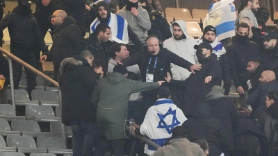 Auf der Tribüne kam es kurzzeitig zu Ausschreitungen. (Foto: Thibault Camus/AP)