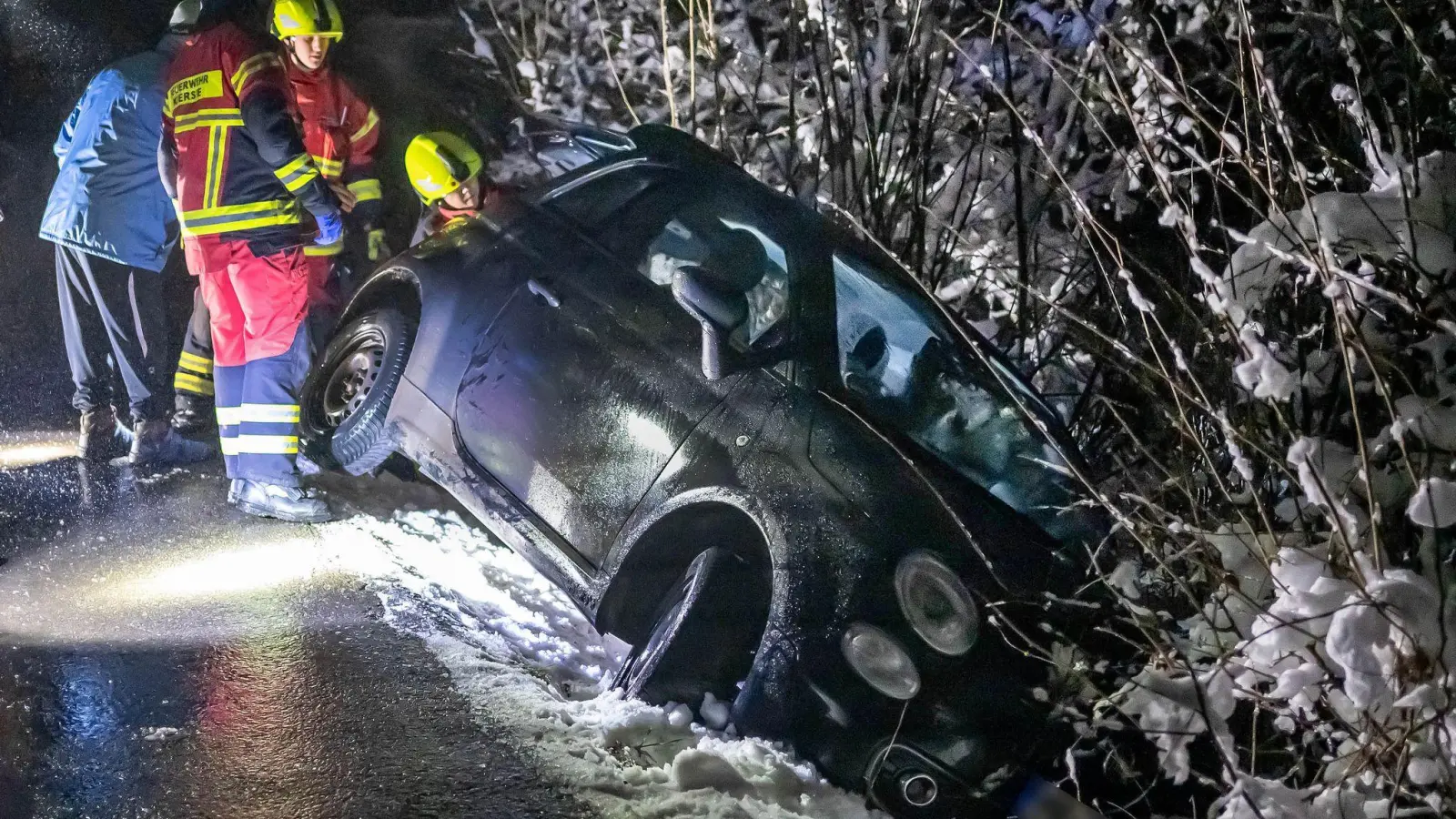 Ein Kleinwagen ist bei Straßenglätte im westlichen Sauerland in einen Graben gerutscht. (Foto: Markus Klümper/dpa)