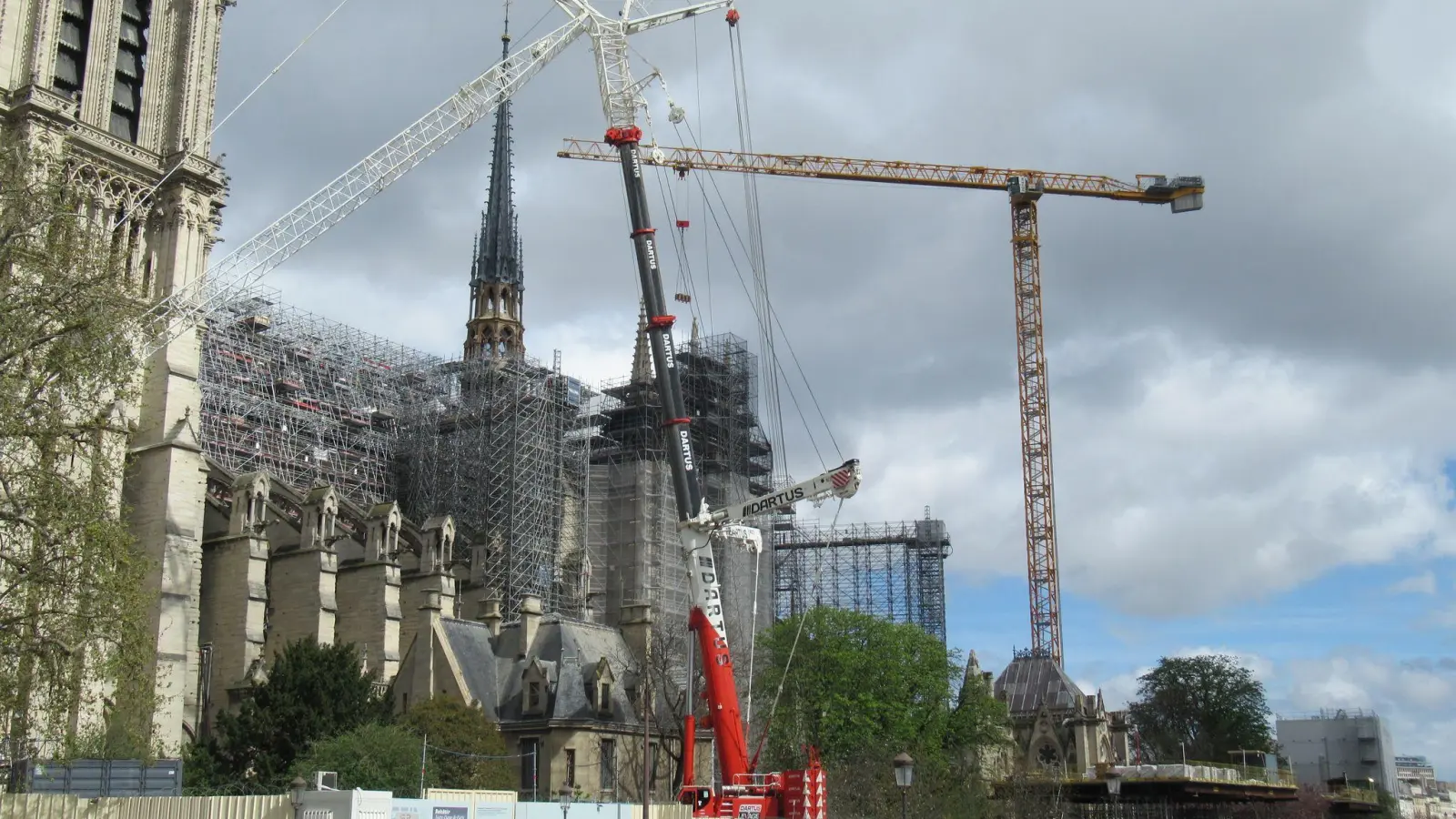 Der Abbau des Baugerüsts an der Pariser Kathedrale Notre-Dame schreitet voran. Die Wiedereröffnung ist für den 8. Dezember geplant. Um den Besucherandrang zu bewältigen, führt die Diözese von Paris nun Online-Reservierungen ein. (Foto: Sabine Glaubitz/dpa)