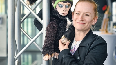 Sabine Effmert mit einer ihrer selbst gebauten Handpuppen: Die Figurenspielerin konzipiert am Theater Ansbach die renommierte Puppenspiel-Reihe, die ein Programm für große und kleine Zuschauer bietet. (Foto: Jim Albright)