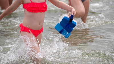 Schön grell, wenn&#39;s geht. Helle Neon-Farben machen Kinder im Wasser am besten sichtbar. (Foto: Stefan Sauer/dpa/dpa-tmn)