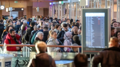 Verbraucher mussten im vergangenen Jahr bei Flugreisen viele Einschränkungen in Kauf nehmen - sie wandten sich oft an die Schlichtungsstelle Reise und Verkehr. (Archivbild) (Foto: Bodo Marks/dpa)